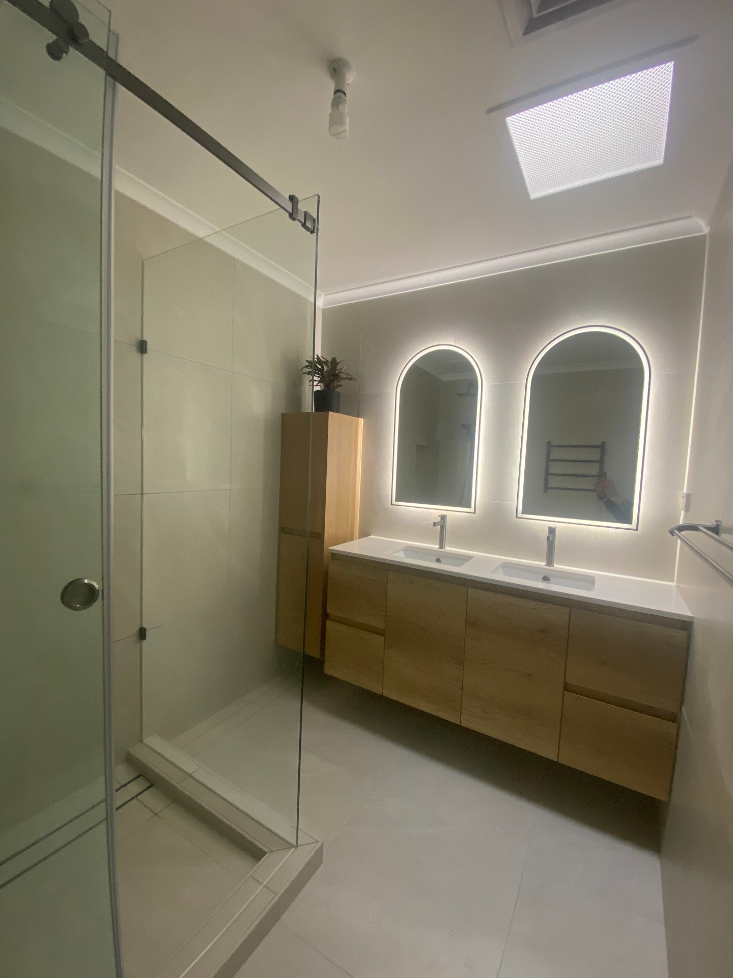 The Templestowe ensuite — Modern barn door ensuite